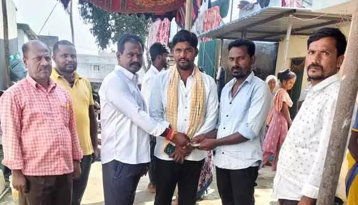 బాధిత కుటుంబానికి ఆర్థిక సహాయం అందజేత బాధిత కుటుంబానికి ఆర్థిక సహాయం అందజేత