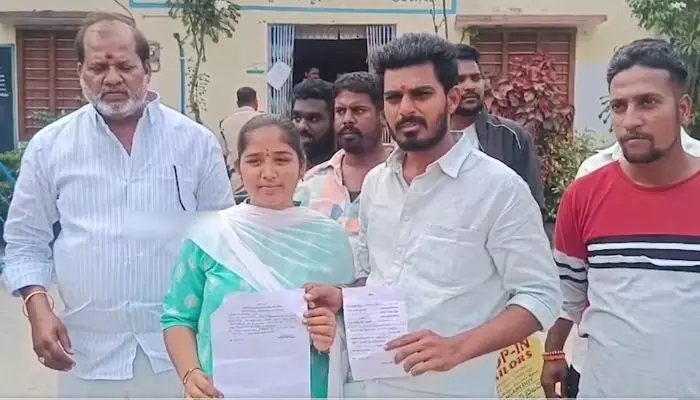 పంచాయతీ ఎన్నికలు.. పెళ్లికాకుండానే లవర్తో నామినేషన్ వేయించిన ప్రియుడు పంచాయతీ ఎన్నికలు.. పెళ్లికాకుండానే లవర్తో నామినేషన్ వేయించిన ప్రియుడు