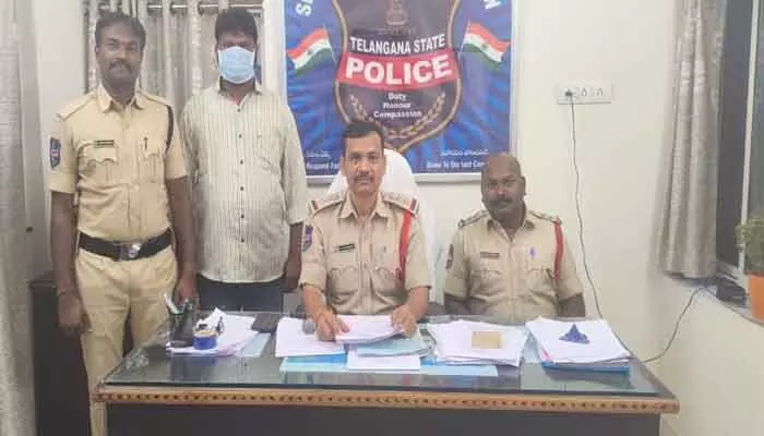 డబుల్ బెడ్ రూం ఇప్పిస్తానని మోసం డబుల్ బెడ్ రూం ఇప్పిస్తానని మోసం