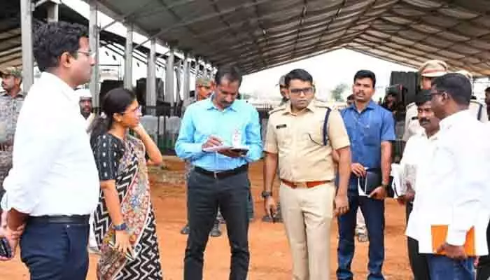 సీఎం పర్యటన ఏర్పాట్లను పరిశీలించిన కలెక్టర్ సీఎం పర్యటన ఏర్పాట్లను పరిశీలించిన కలెక్టర్