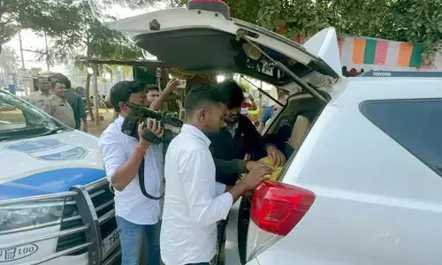 TG: అధికార పార్టీ ఎమ్మెల్యే వాహనం తనిఖీ చేసిన పోలీసులు