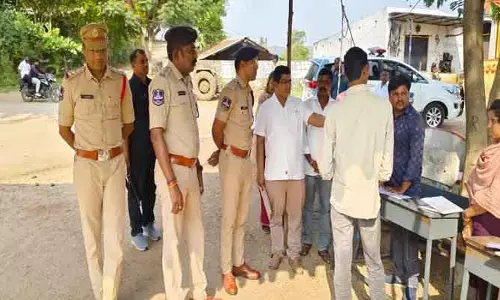 నామినేషన్ల కేంద్రాలను పరిశీలించిన ఎస్పీ