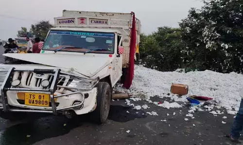 పత్తి వాహనం బోల్తా.. ఇద్దరికి తీవ్ర గాయాలు
