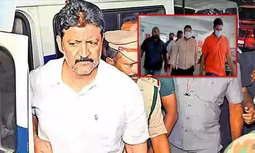 వల్లభనేని వంశీకి బిగ్ షాక్.. కోర్టులో లొంగిపోయిన ఇద్దరు ప్రధాన అనుచరులు