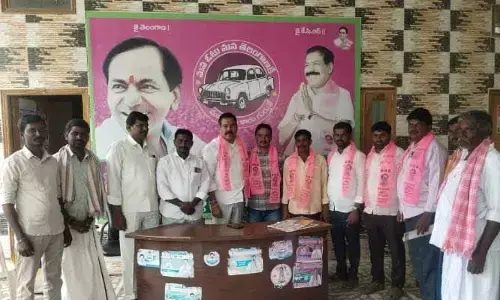 కారెక్కిన కాంగ్రెస్ కార్యకర్తలు