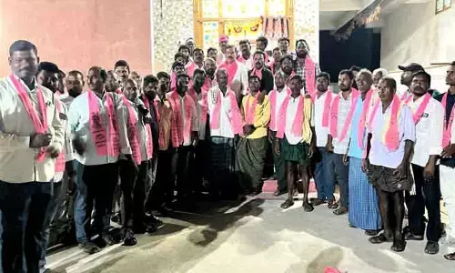 మాజీ ఎమ్మెల్యే స‌మ‌క్షంలో బీఆర్ఎస్ లో చేరిక