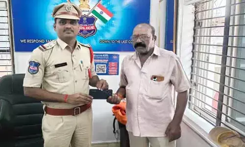 పోగొట్టుకున్న ఫోన్ తిరిగి అప్ప‌గింత : ఎస్సై చంద్ర‌కుమార్