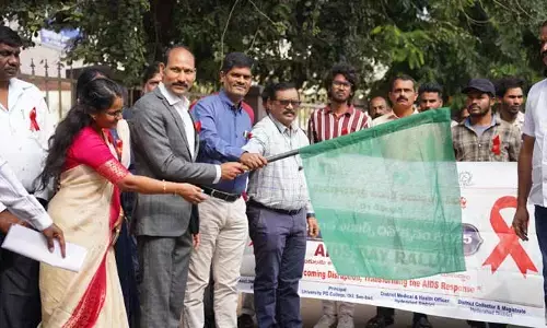 లీగల్ అథారిటీ ఆధ్వర్యంలో వరల్డ్ ఎయిడ్స్ డే.. అవగాహన ర్యాలీ