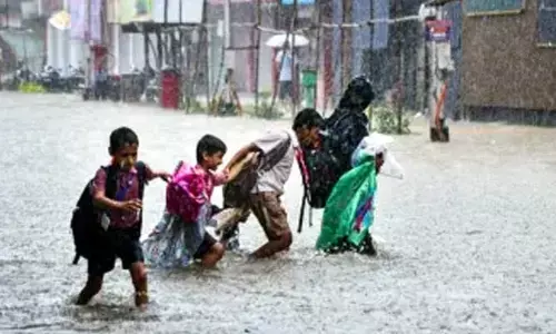 దిత్వా తుఫాను ఎఫెక్ట్.. రేపు స్కూళ్లకు సెలవు!