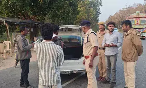పెద్దమ్మ చెక్ పోస్ట్ వద్ద‌ ఆకస్మిక తనిఖీ :  సిరిసిల్ల డిఎస్పీ నాగేంద్రచారి