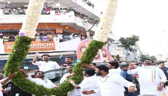 సీఎం రేవంత్ రెడ్డికి ఘన స్వాగతం సీఎం రేవంత్ రెడ్డికి ఘన స్వాగతం