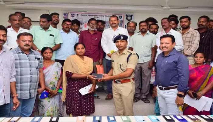 రూ.28లక్షల విలువైన ఫోన్లు రికవరీ చేసిన పోలీసులు రూ.28లక్షల విలువైన ఫోన్లు రికవరీ చేసిన పోలీసులు