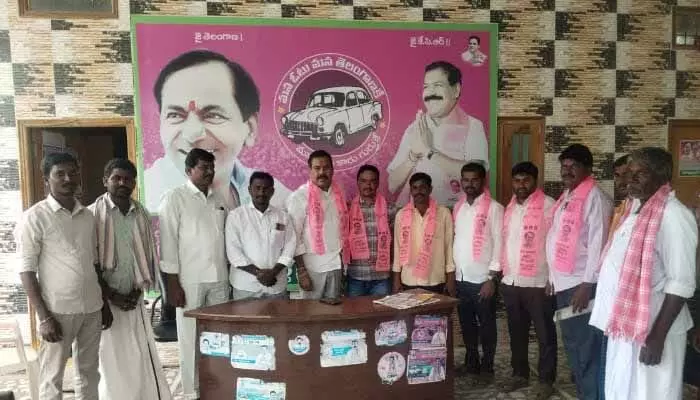 కారెక్కిన కాంగ్రెస్ కార్యకర్తలు కారెక్కిన కాంగ్రెస్ కార్యకర్తలు