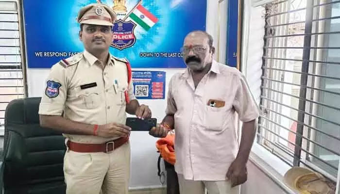 పోగొట్టుకున్న ఫోన్ తిరిగి అప్పగింత : ఎస్సై చంద్రకుమార్ పోగొట్టుకున్న ఫోన్ తిరిగి అప్పగింత : ఎస్సై చంద్రకుమార్