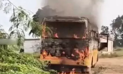 డ్రైవర్, క్లీనర్ మధ్య గొడవ.. స్కూల్ బస్సుకు నిప్పు
