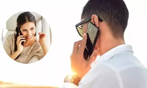 మొబైల్ ఫోన్‌ను చెవికి ఆనించి మాట్లాడుతున్నారా? బ్రెయిన్ ట్యూమర్ రావచ్చు..!