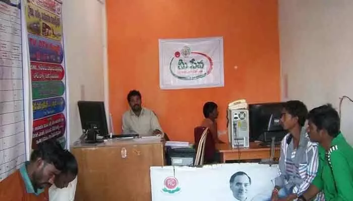 సర్వర్ ప్రాబ్లం.. సర్పంచ్ అభ్యుర్థులకు తప్పని తిప్పలు సర్వర్ ప్రాబ్లం.. సర్పంచ్ అభ్యుర్థులకు తప్పని తిప్పలు