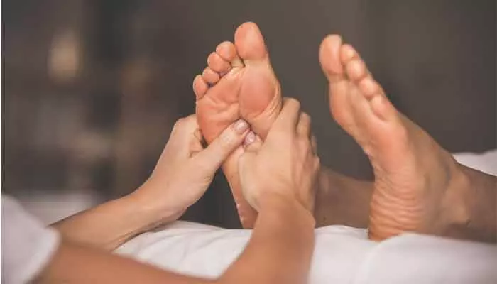 ఒకరికొకరు ఫుట్ మసాజ్.. ఒత్తిడితోపాటు ఆ సమస్యలన్నీ దూరం! ఒకరికొకరు ఫుట్ మసాజ్.. ఒత్తిడితోపాటు ఆ సమస్యలన్నీ దూరం!