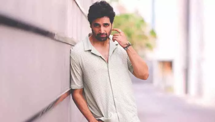 ‘డెకాయిట్’ సినిమా విషయంలో అడివి శేష్ షాకింగ్ నిర్ణయం.. కారణం ఏంటంటే? ‘డెకాయిట్’ సినిమా విషయంలో అడివి శేష్ షాకింగ్ నిర్ణయం.. కారణం ఏంటంటే?