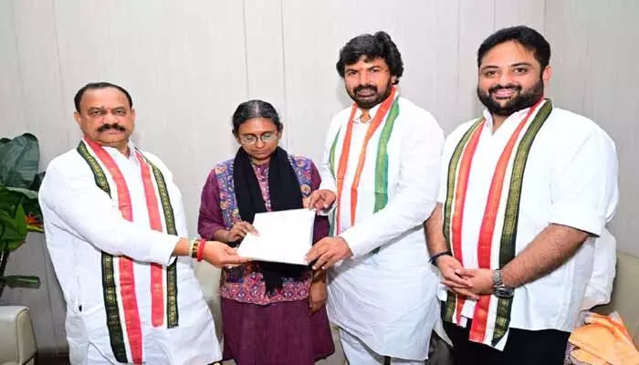 డీసీసీ అధ్యక్షుడుగా నియామక పత్రం అందుకున్న సంజీవ్ ముదిరాజ్ డీసీసీ అధ్యక్షుడుగా నియామక పత్రం అందుకున్న సంజీవ్ ముదిరాజ్