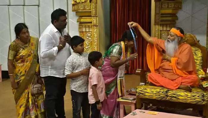సచ్చిదానంద స్వామి చేతుల మీదుగా గోల్డ్ మెడల్ అందుకున్న అనూష.. సచ్చిదానంద స్వామి చేతుల మీదుగా గోల్డ్ మెడల్ అందుకున్న అనూష..