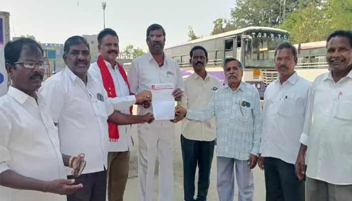ఆర్టీసీ పాత బస్టాండ్ లో మౌళిక వసతులు కల్పించాలి : సీపీఎం పట్టణ కార్యదర్శి పరమేశ్వరాచారి ఆర్టీసీ పాత బస్టాండ్ లో మౌళిక వసతులు కల్పించాలి : సీపీఎం పట్టణ కార్యదర్శి పరమేశ్వరాచారి