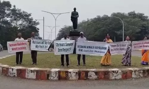 విశాఖ | స్టీల్ ప్లాంట్ ఉద్యోగుల జీతాల్లో కోత.. నిరసన