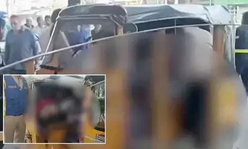 నగరం నడిబొడ్డున కలకలం.. ఆటోలో ఇద్దరు యువకుల డెడ్‌బాడీలు
