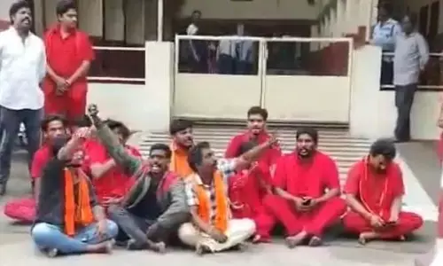 పశ్చిమ గోదావరి | విద్యార్థినిని అనుమతించని స్కూల్ యాజమాన్యం