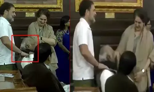 ఖర్గేకు మసాజ్‌ చేసిన రాహుల్‌ గాంధీ.. పార్లమెంట్‌లో ఆసక్తికర సన్నివేశం వైరల్‌