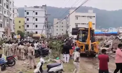 విజయవాడలో ‘హైడ్రా’ త‌ర‌హాలో కూల్చివేత‌లు! భవానీపురంలో 42 నిర్మాణాలపై బుల్డోజర్లు