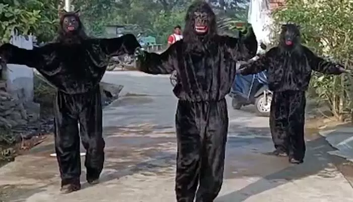 సర్పంచ్ అభ్యర్థుల వింత ప్రచారం.. ఎలుగుబంటి, చింపాంజీ వేషధారణ సర్పంచ్ అభ్యర్థుల వింత ప్రచారం.. ఎలుగుబంటి, చింపాంజీ వేషధారణ
