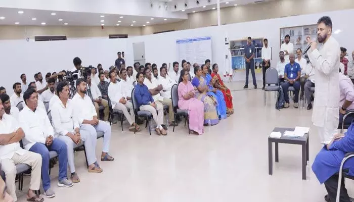 మీకు సమస్య వస్తే నాకు వచ్చినట్లే.. ఉప్పాడ మత్స్యకారులతో పవన్ కల్యాణ్ భేటీ మీకు సమస్య వస్తే నాకు వచ్చినట్లే.. ఉప్పాడ మత్స్యకారులతో పవన్ కల్యాణ్ భేటీ