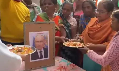 రష్యా అధ్యక్షుడు పుతిన్ ఫోటోకు హారతి ఇచ్చి స్వాగత ర్యాలీ.. వీడియో వైరల్