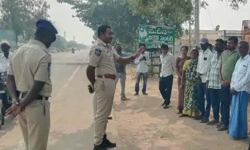 ప్రచారాలకు మైకులకు అనుమతి తప్పనిసరి : ఎస్సై చిరంజీవి