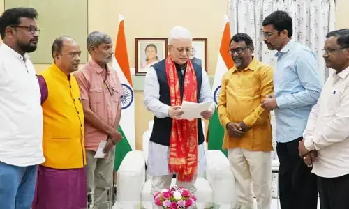HYD మెట్రోలో జర్నలిస్టులకు ఫ్రీ జర్నీ కల్పించండి.. గవర్నర్‌కు వినతి