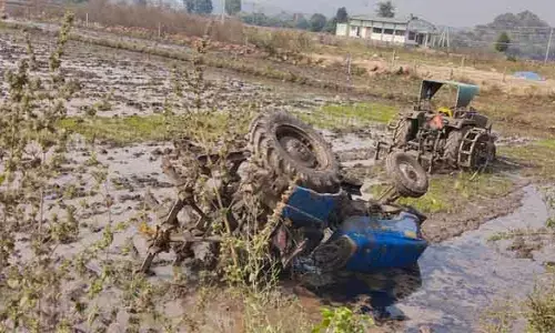 ట్రాక్టర్ బోల్తా.. యువకుడి మృతి
