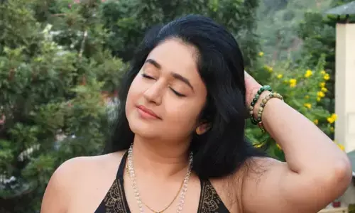 Poonam Bajwa : పూనమ్ బాజ్వా హాట్ & గ్లామరస్ లుక్