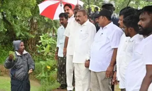 రైతులు తీవ్ర అవస్థలకు గురవుతున్నారు : మాజీ మంత్రి కాకాణి