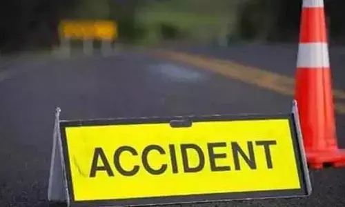 బైకు ట్రాక్ట‌ర్ ఢీ.. ఒక‌రికీ తీవ్ర గాయాలు