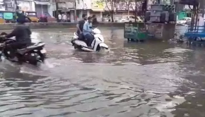 జలదిగ్భంధంలో నెల్లూరు.. చెరువును తలపిస్తున్న నగరం జలదిగ్భంధంలో నెల్లూరు.. చెరువును తలపిస్తున్న నగరం
