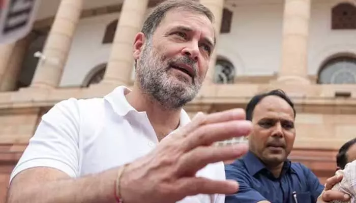 ప్రతిపక్ష నాయకుడితో విదేశీ ప్రముఖుల భేటీని అడ్డుకుంటున్నారు: రాహుల్ గాంధీ ప్రతిపక్ష నాయకుడితో విదేశీ ప్రముఖుల భేటీని అడ్డుకుంటున్నారు: రాహుల్ గాంధీ