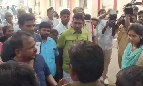 అనంతపురం జీజీహెచ్ వ‌ద్ద ఉద్రిక్తత.. శైలజానాథ్‌ అడ్డగింత