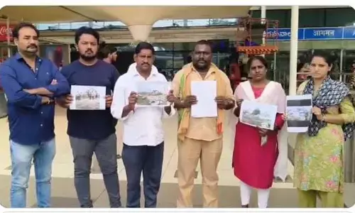 మాజీ సీఎం వద్ద గోడు వెల్లబోసుకున్న భవానీపురం ఫ్లాట్స్ వాసులు