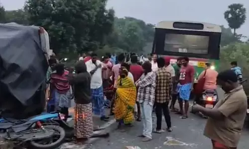Chittoor | హైవేపై ఆయిల్ ప్యాకెట్ల లారీ బోల్తా.. ఒకరి మృతి