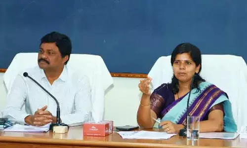 పేద విద్యార్థులకు ఉపకార వేతనాలు పొందేలా అధికారులు పని చేయాలి : కలెక్టర్ ఇలా త్రిపాఠి