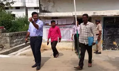 నామినేషన్ కేంద్రాలను పరిశీలించిన ఎన్నికల అధికారి