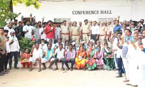 బాధితుల‌కు 106 మొబైల్ ఫోన్లు అంద‌జేత
