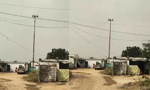 పట్టపగలే వెలుగుతున్న వీధి దీపాలు