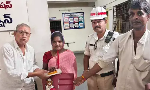 బాధితురాలకు న్యాయం చేసిన ట్రాఫిక్ పోలీసులు